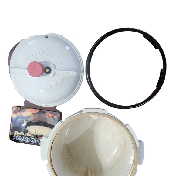 Betty Crocker Tender Cooker for the Microwave - Picture 4 of 8